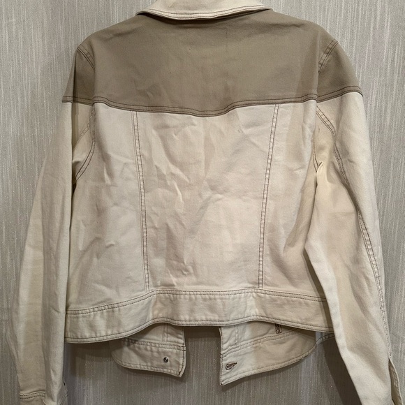 Fashion Nova White and Cream 1X Jean Jacket with Contrasting Pockets - Picture 3 of 5